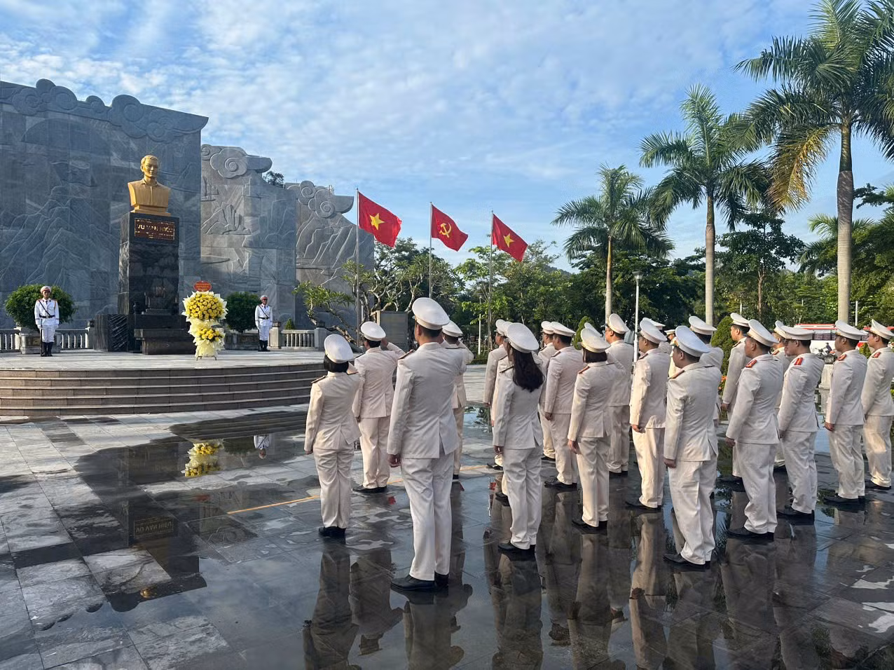 le-dang-hoa-dang-huong-tai-dai-tuong-niem-liet-sy-anh-hung-luc-luong-vu-trang-vu-van-hieu-bi-thu-dac-khu-uy-dau-tien-cua-khu-mo-quang-ninh.jpg