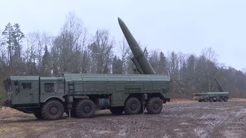 otsel-grozit-my-mozhem-shvedu-a-takzhe-mnogim-stranam-nato-v-kaliningradskoj-oblasti-proshli-ucheniya-operativno-takticheskogo-kompleksa-iskander-808x454.jpg
