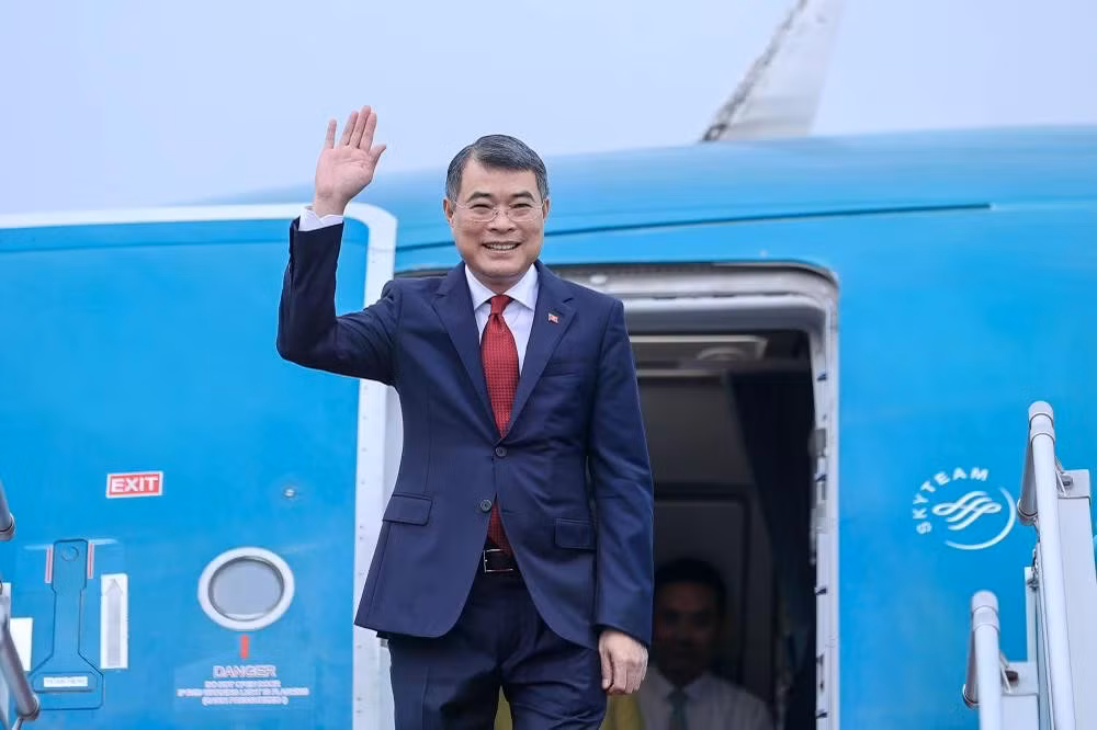 thu-tuong-chinh-phu-le-minh-hung-len-duong-tham-du-hoi-nghi-cap-cao-asean-lan-thu-4801-828-2222jpg.jpg