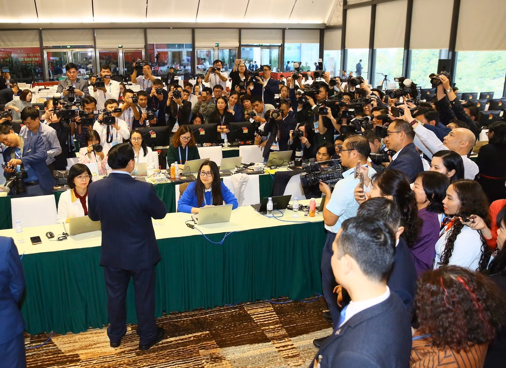 Thủ tướng Phạm Minh Chính thăm, động viên phóng viên báo chí tác nghiệp tại Đại hội XIV -0