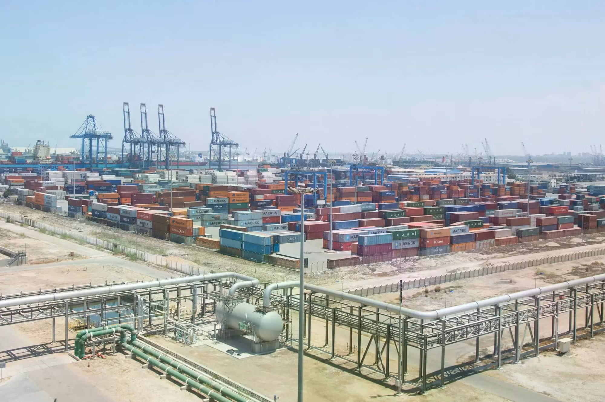 29mideast-ships-fire-superjumbo.jpg