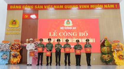 Thứ trưởng Lê Văn Tuyến trao quà cho các Phòng nghiệp vụ Công an tỉnh Đắk Lắk đã tích cực hỗ trợ trong việc thực hiện đề án thành lập Trường Văn hoá CAND II.